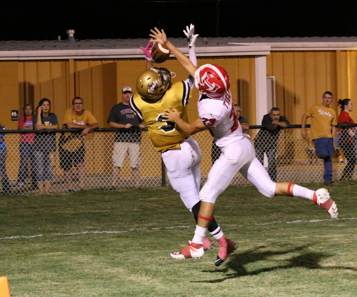 Image: Helping Italy to end the night on a positive note is senior receiver Tre Robertson(3) who makes another outstanding catch, this time for 6 points.