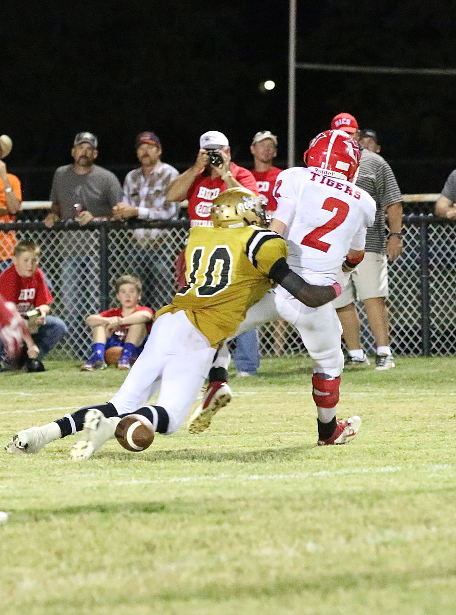 Image: Italy linebacker TaMarcus Sheppard(10) breaks up a Tiger pass attempt.