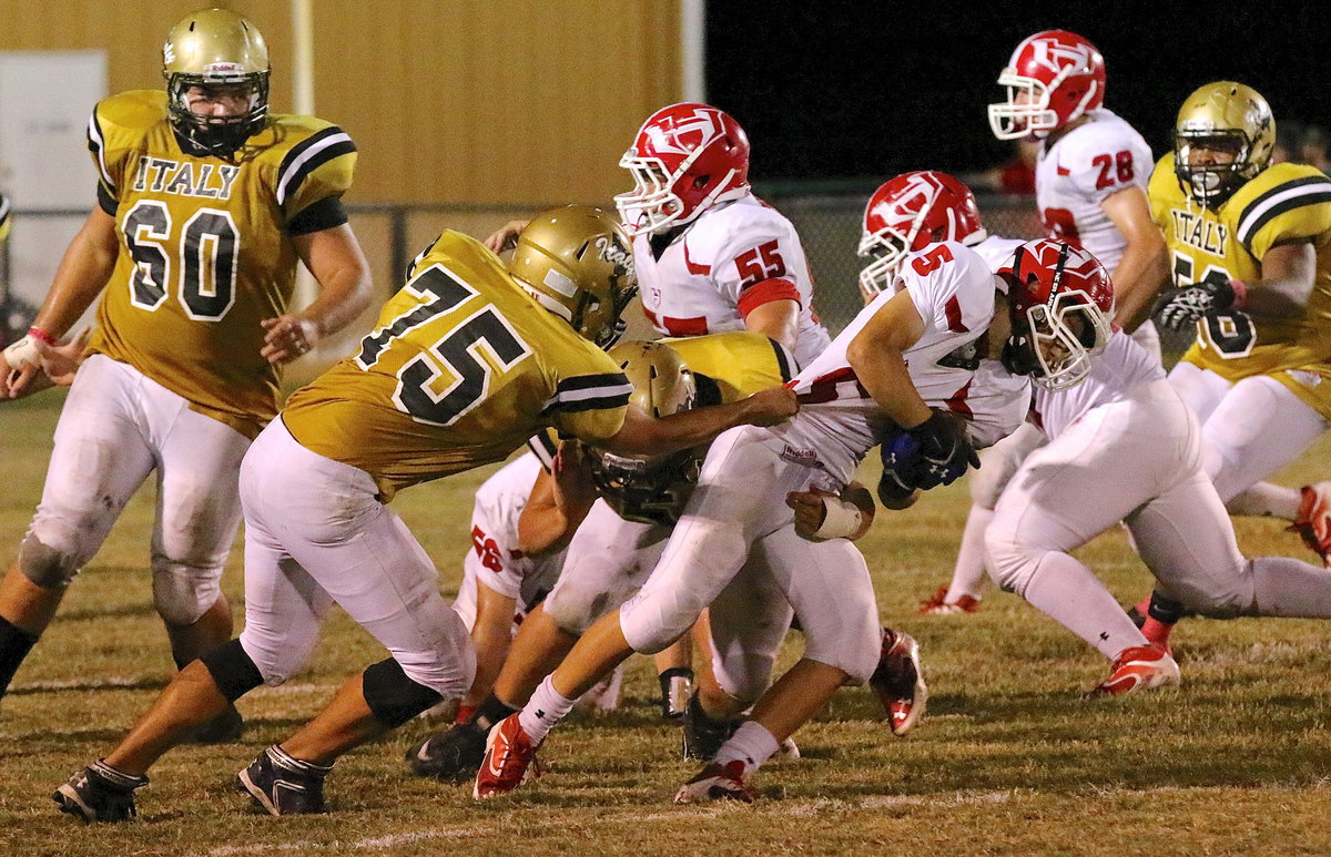 Image: Italy’s Cody Medrano(75) and Zain Byers(50) team up to bring down a Hico Tiger with Kevin Roldan(60) and Darol Mayberry(58) in pursuit.