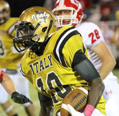 Image: Italy’s TaMarcus Sheppard(10) finds running room down Italy’s sideline.