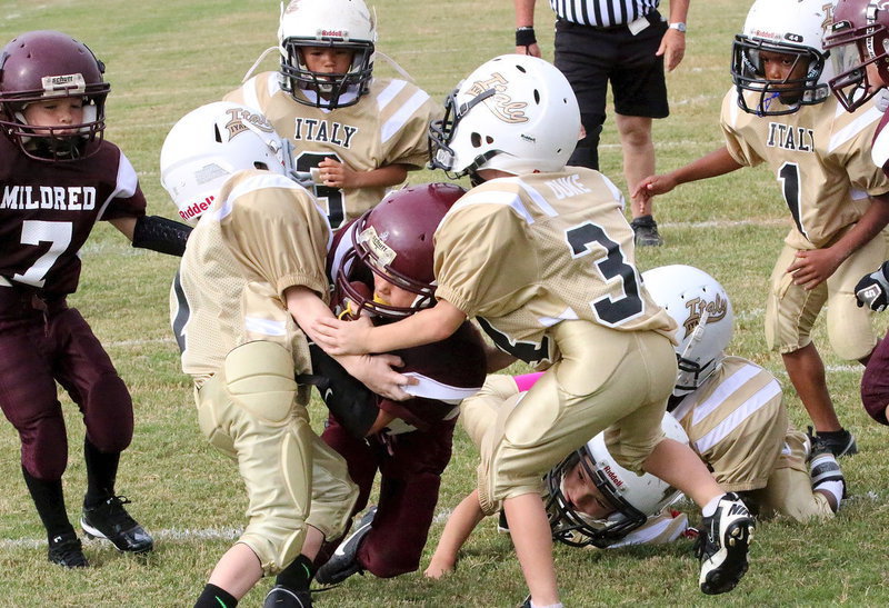 Image: Italy’s Garred Wood(7) and Dustin Duke(3) try to keep Mildred out of the end zone.