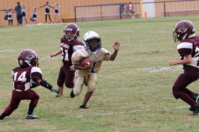 Image: Curtis Benson(1) avoids Eagle defenders.