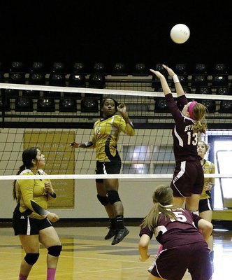 Image: Italy’s Kortnei Johnson(12) pooches the ball over a Bynum blocker.