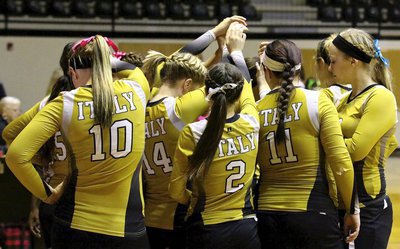 Image: Madison Washington(10), Taylor Turner(14), Cassidy Childerd(2), Paige Westbrook(11) and Jaclynn Lewis(15) unite with their teammates in the huddle.