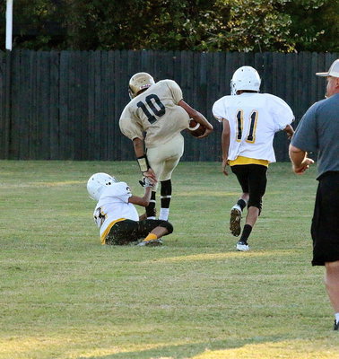Image: Tylan Wallace(10) turns a busted play into lengthy ground gainer before Itasca’s safeties can finally get him on the ground.