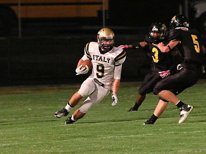Image: Hunter Merimon(9) runs right for 7-yards against the Cats. Merimon finished with 85 yards rushing on 8 carries.