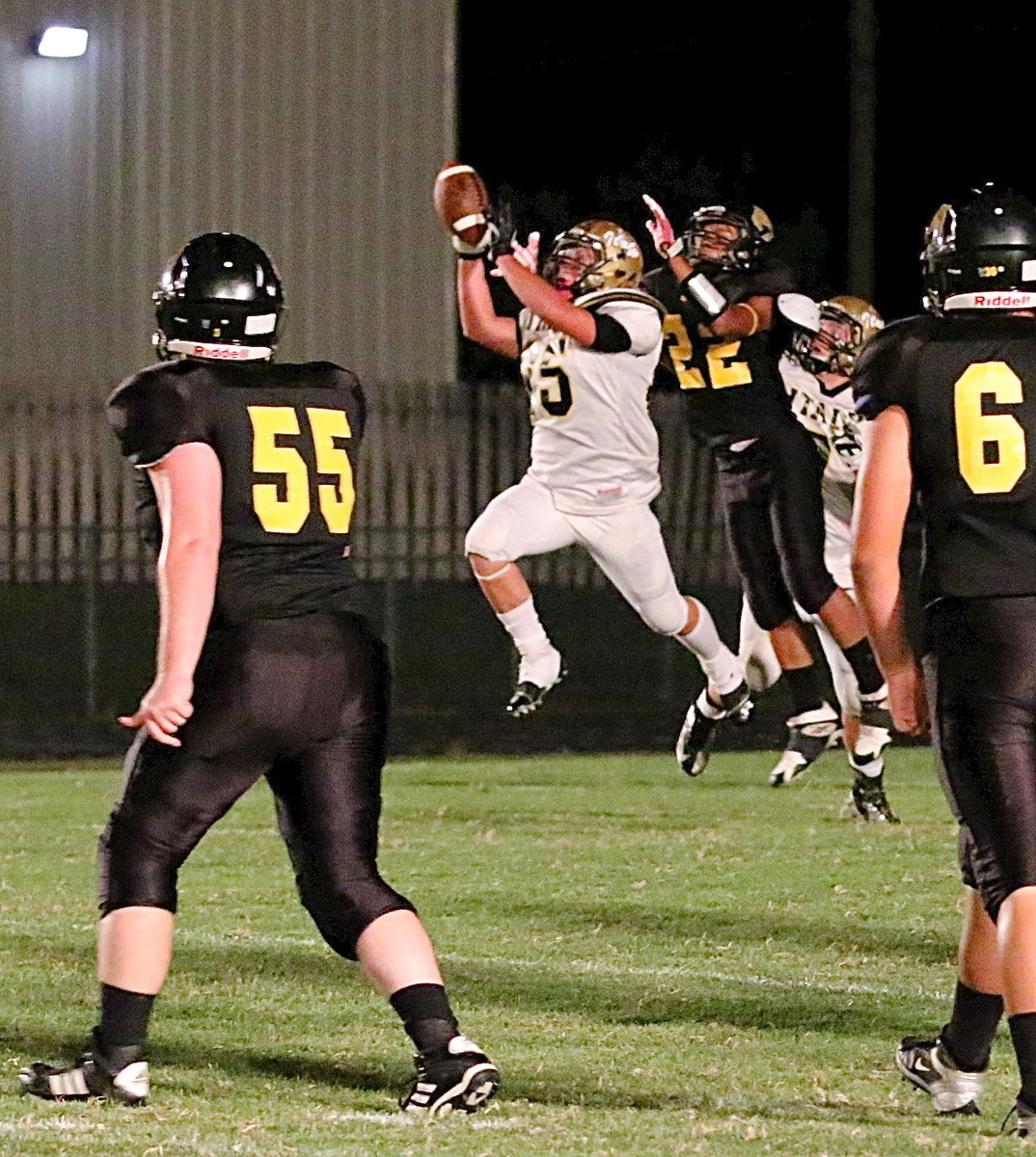 Image: Linebacker Shad Newman(25) nearly picks off a pass with Itasca threatening.
