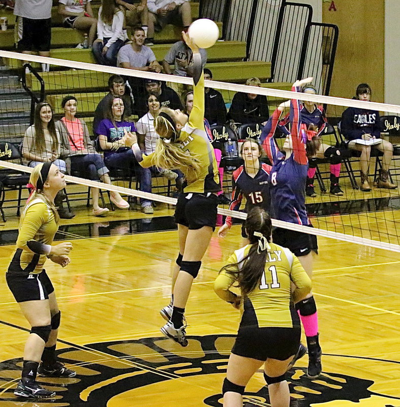 Image: Italy’s Halee Turner(4) shows her capabilities.