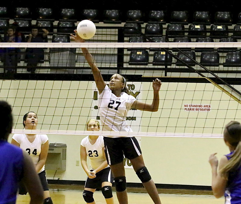 Image: Jenna Holden(34) and Brycelen Richards(23) back up Emmy Cunningham(27) who begins to assert herself to pull Italy out of a jam.