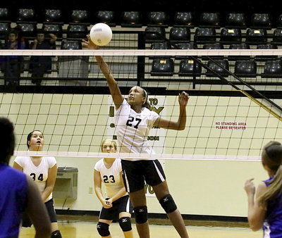 Image: Jenna Holden(34) and Brycelen Richards(23) back up Emmy Cunningham(27) who begins to assert herself to pull Italy out of a jam.
