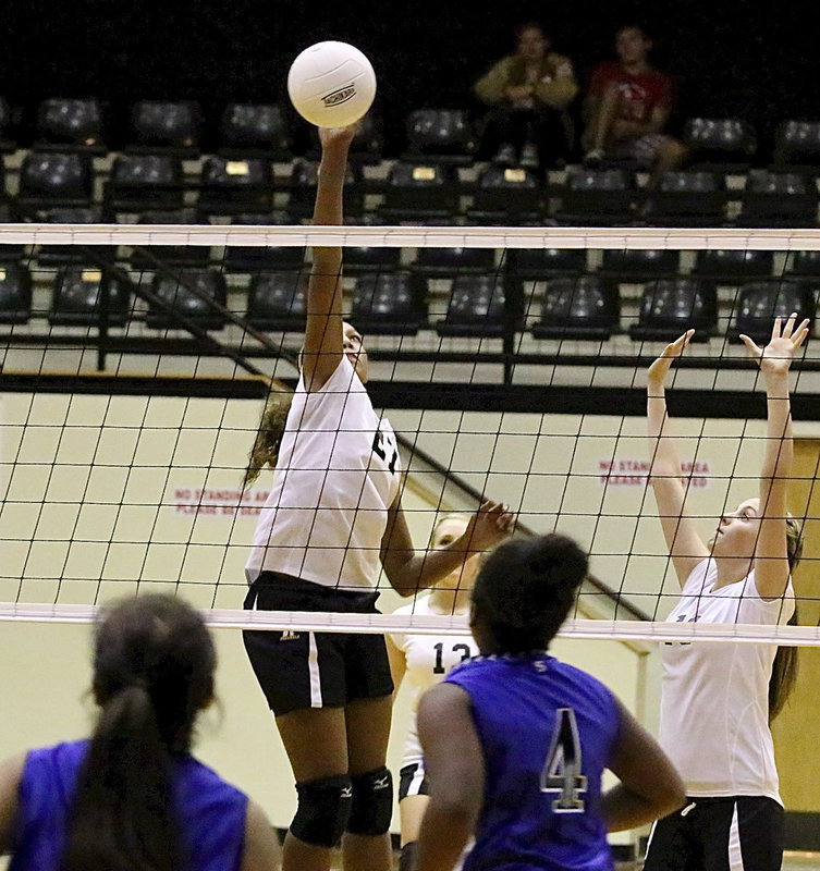 Image: Emmy Cunningham(27) and Kirby Nelson(19) ensure an Italy win over Frost.