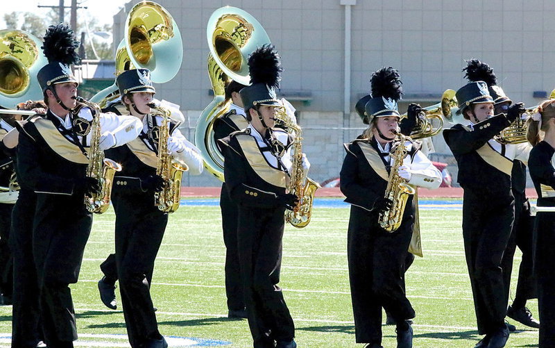 Image: JoeMack Pitts, Michael Moore, Ty Hamilton, Emily Stiles and Lillie Perry are portraying soldiers on the move while blasting away.