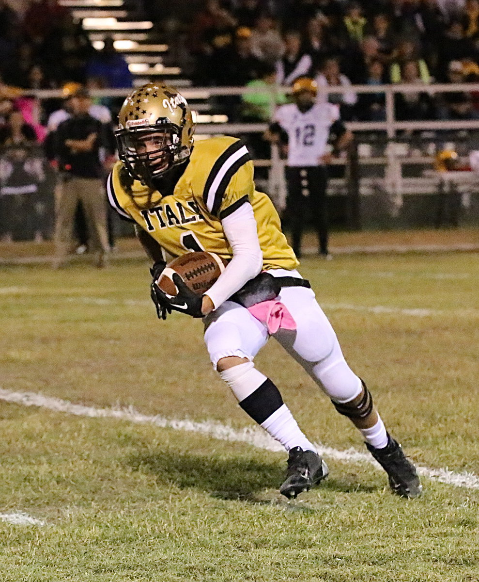 Image: Levi McBride(1) carries the ball early in the game and finishes with 46-yards rushing on 4 carries and 12 yards receiving.