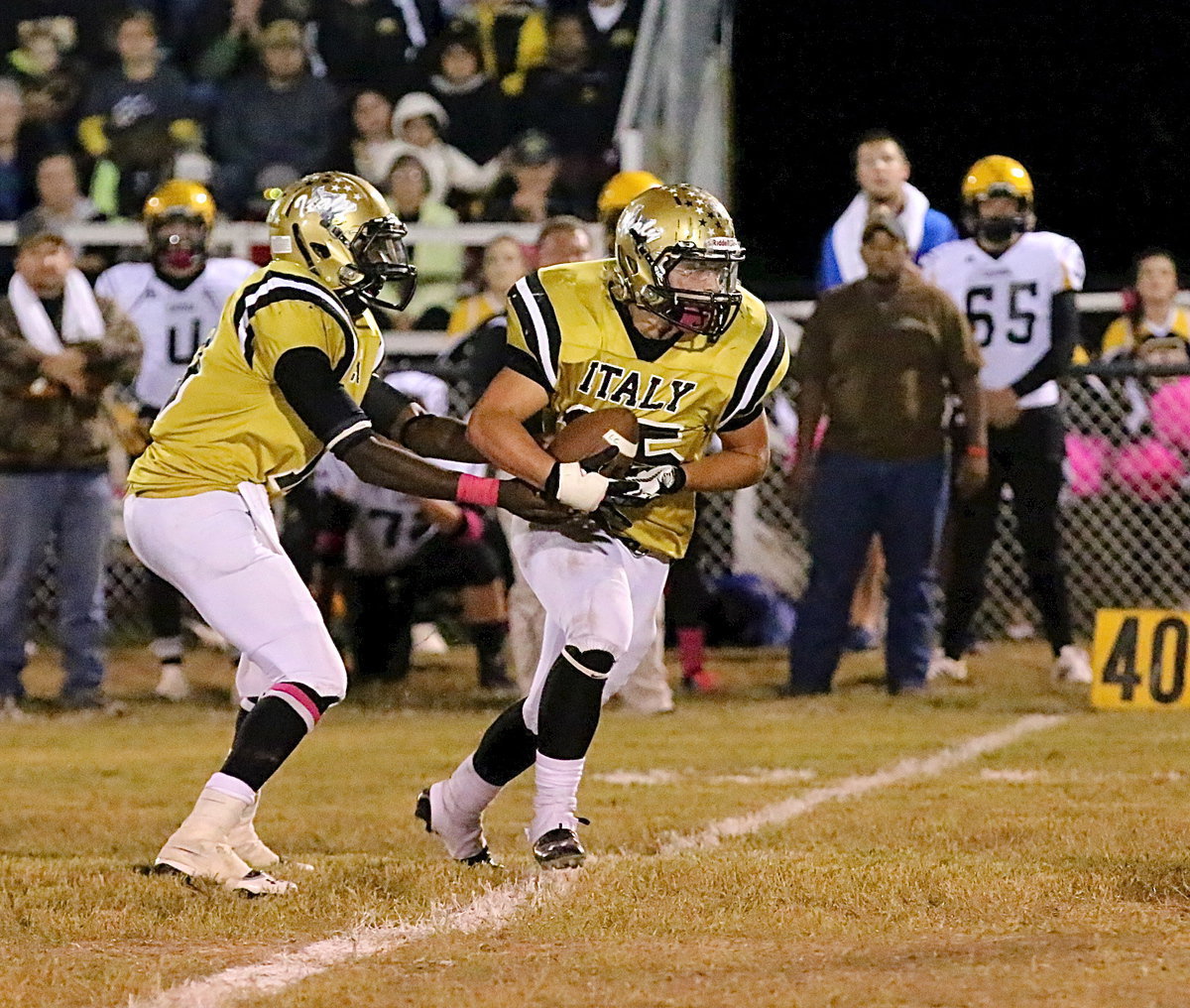 Image: TaMarcus Sheppard(10) hands off to Shad Newman(25) who punches his way forward for a few yards.