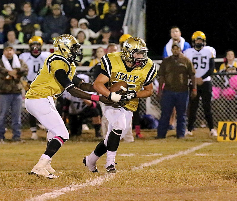 Image: TaMarcus Sheppard(10) hands off to Shad Newman(25) who punches his way forward for a few yards.