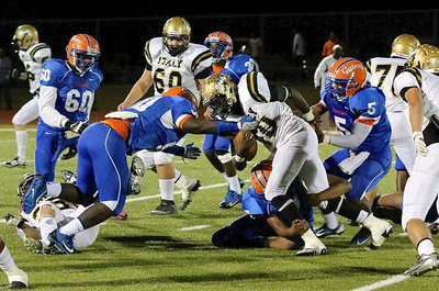 Image: TaMarcus Sheppard(10) follows lead blocker Shad Newman(25) into a nest of Gators.