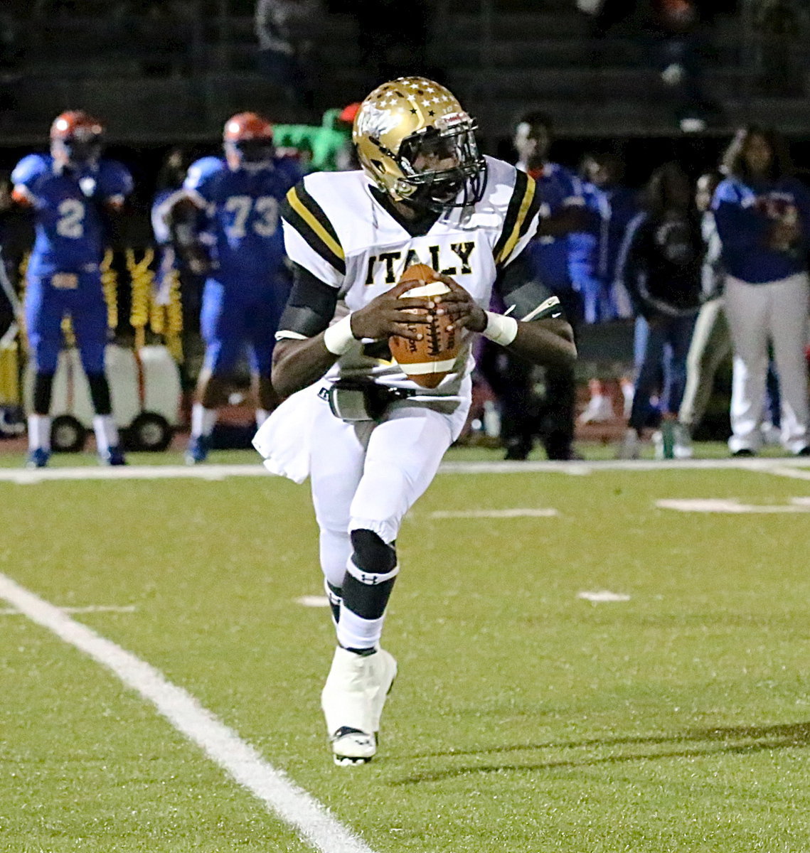 Image: Gladiator QB TaMarcus Sheppard(10) sprints out looking for an open teammate.