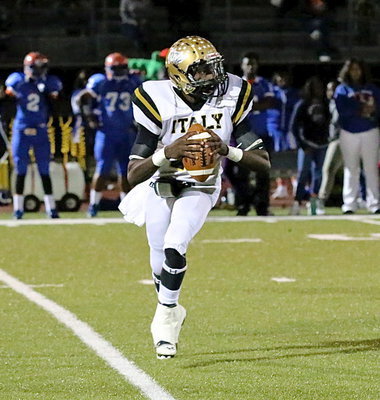 Image: Gladiator QB TaMarcus Sheppard(10) sprints out looking for an open teammate.
