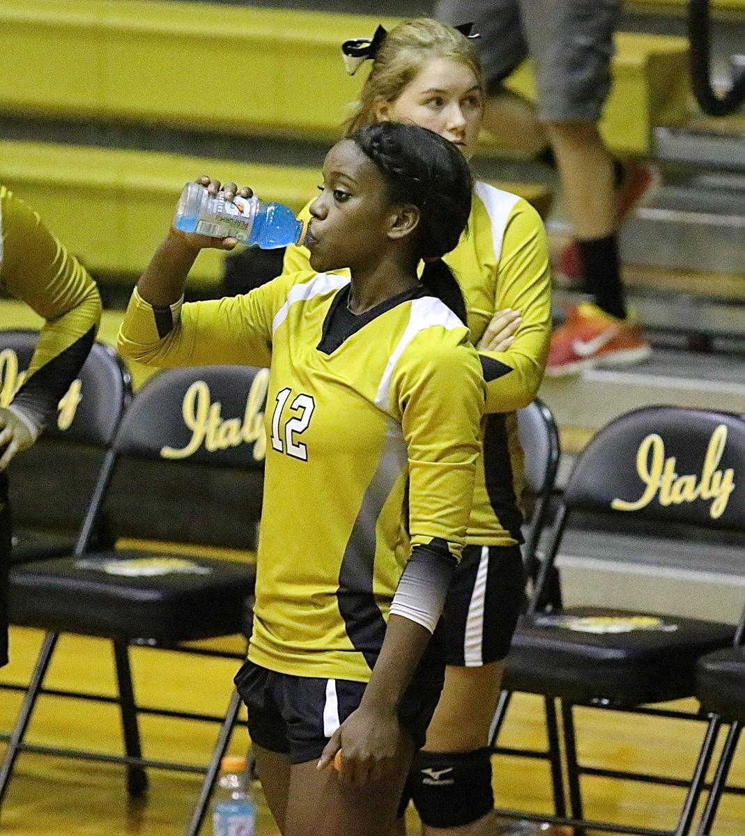 Image: Kortnei Johnson(12) hydrates between sets.