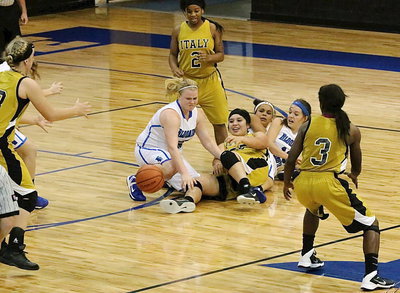 Image: Italy’s Monserrat Figueroa(25) wins the battle for a loose ball.