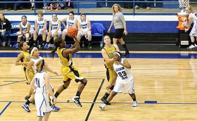 Image: Italy’s Kortnei Johnson(3) glides in for a shot attempt.