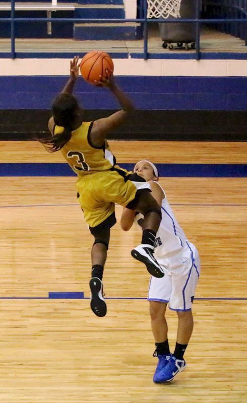 Image: Kortnei Johnson(3) tries to give Italy a lift.