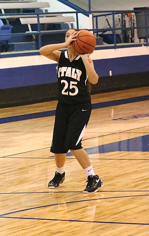 Image: Lizzy Garcia(25) warming up from long distance.