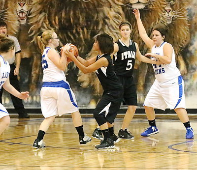 Image: Alex Minton(8) tries to tie up the ball.