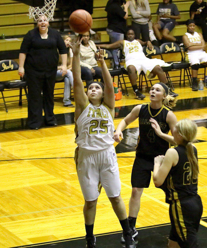 Image: Italy senior Monserrat Figueroa(25) scores on the inside.