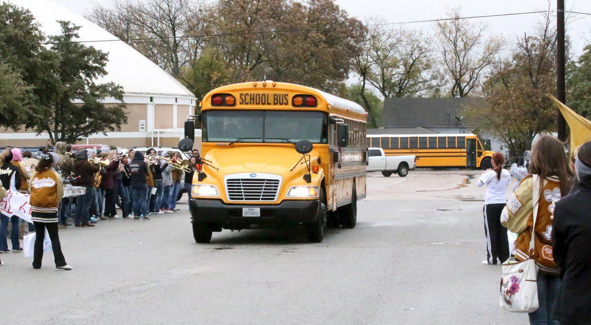 Image: The team bus receives plenty of support the Italy HS student body and fans!
