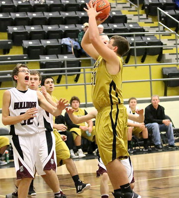 Image: Getting an open look is Zain Byers for 2-points.