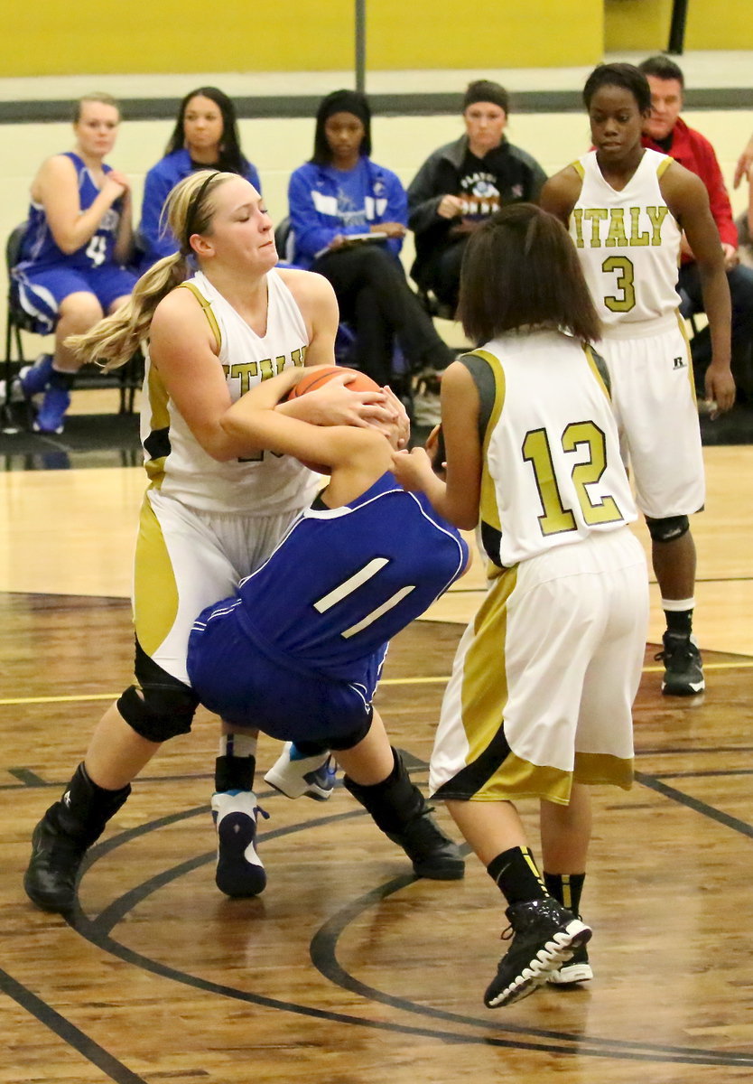 Image: Italy’s Jaclynn Lewis(13) fights for a loose ball.