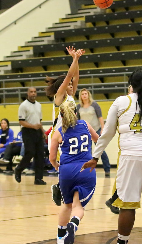 Image: Alex Minton(12) scores 2-points for Italy against Bosqueville.