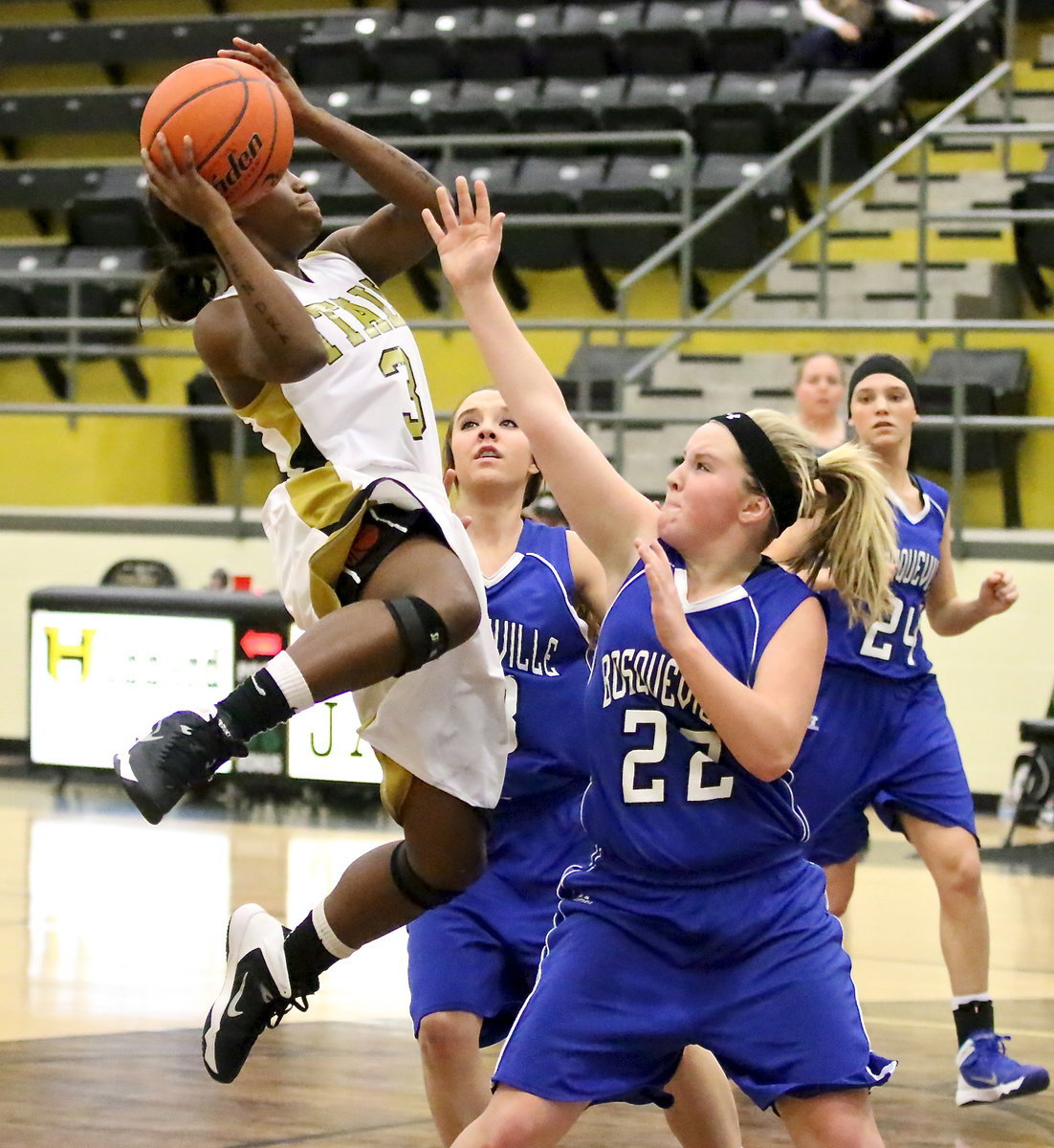 Image: Bosqueville had no answer for Italy’s Kortnei Johnson(3).