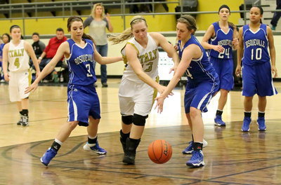 Image: Making her move is Italy’s Jaclynn Lewis(13).