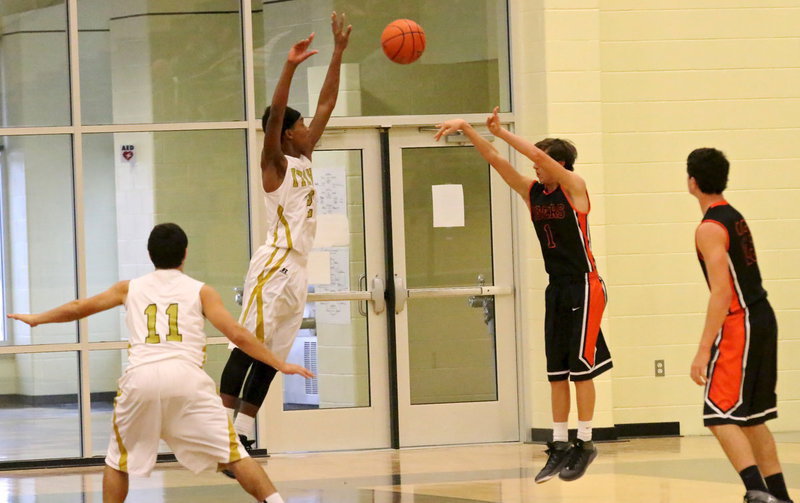 Image: Tyler Anderson(11) and Trevon Robertson(2) keep pressure on Centerville’s long-ball shooters.