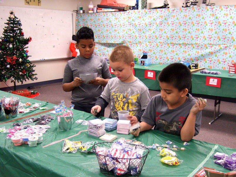 Image: Busy shoppers.