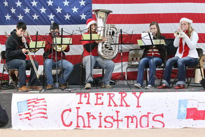 Image: Italy High School band members Kyle Tindol, Eli Garcia, David De La Hoya, Amber Hooker and Madison Washington entertain festival goers.