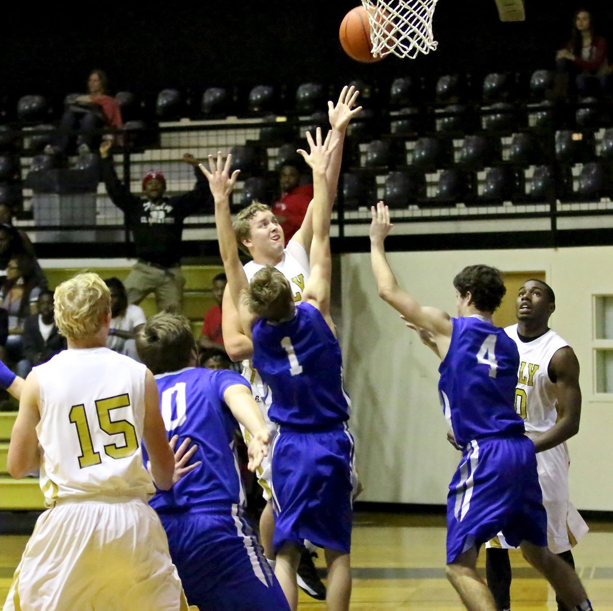 Image: Senior shooter Bailey Walton(14) lays in 2-points to Italy’s cause.