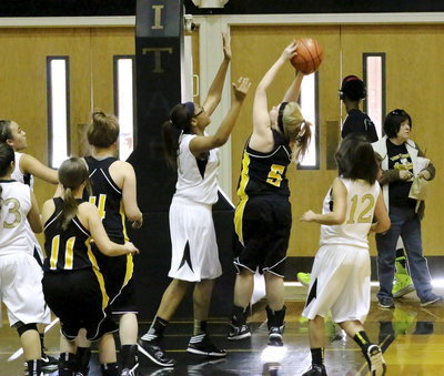 Image: Oleshia Anderson(11) pressures an Itasca shooter.