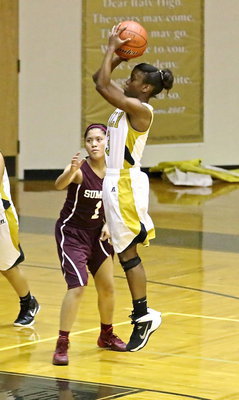 Image: Italy’s Kortnei Johnson(3) pulls up for 2-points.