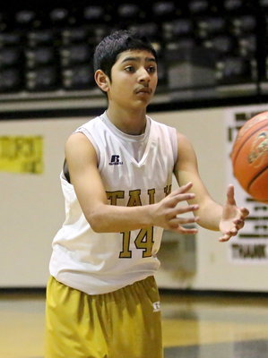 Image: Marcoz Duarte(14) catches the inbound pass for Italy’s 7th Grade team.