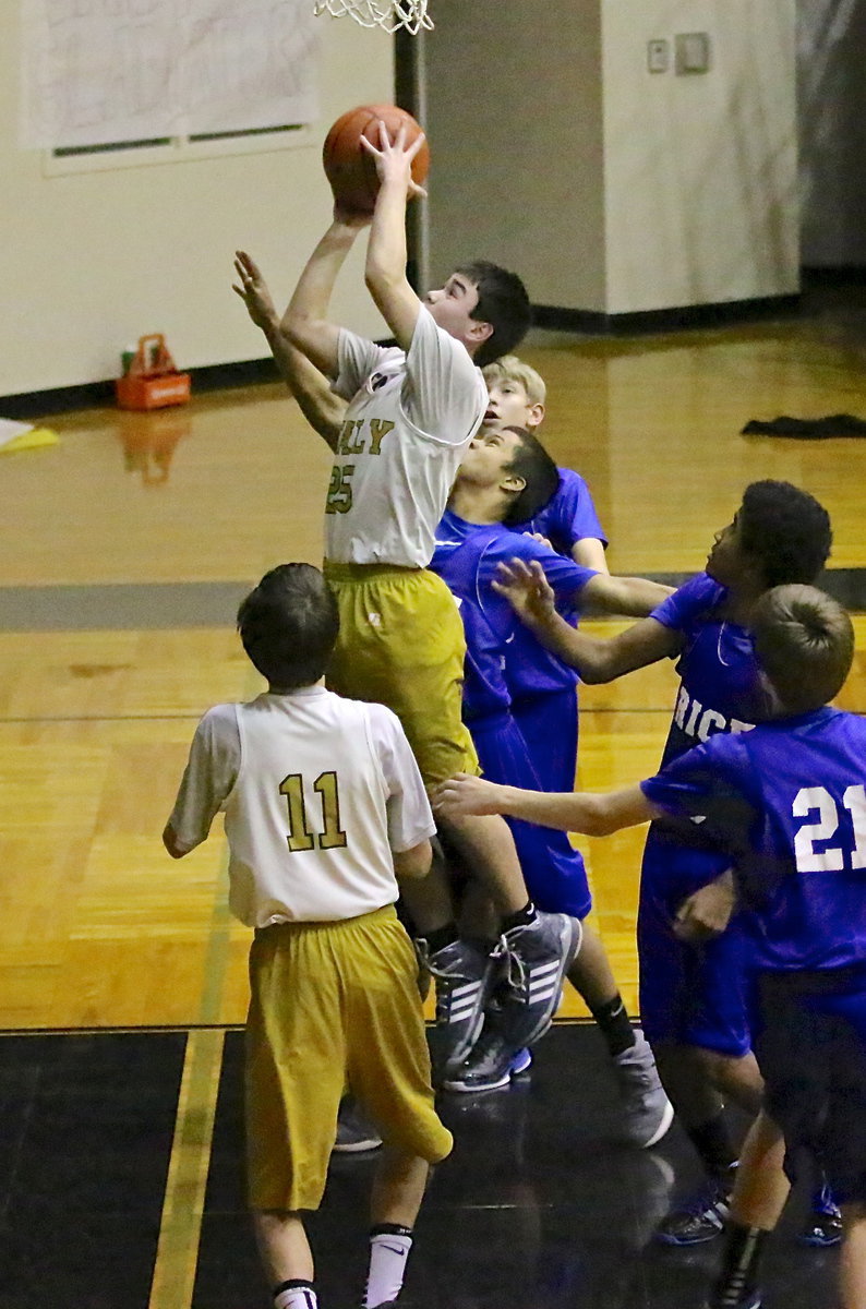 Image: Scoring in the lane is Italy’s Kyle Tindol(25).