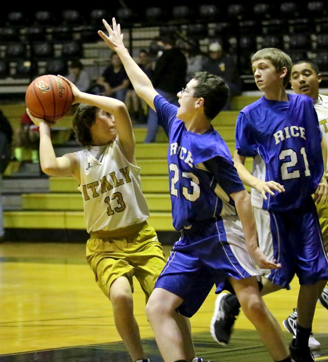 Image: Andrew Oldfield(13) stops and then pulls up to try a jump shot.