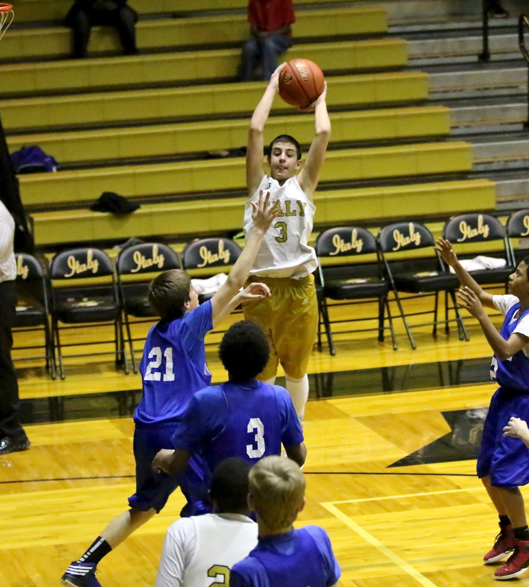 Image: Gary Escamilla(3) attempts to pass to teammate Anthony Lusk, Jr.(23).
