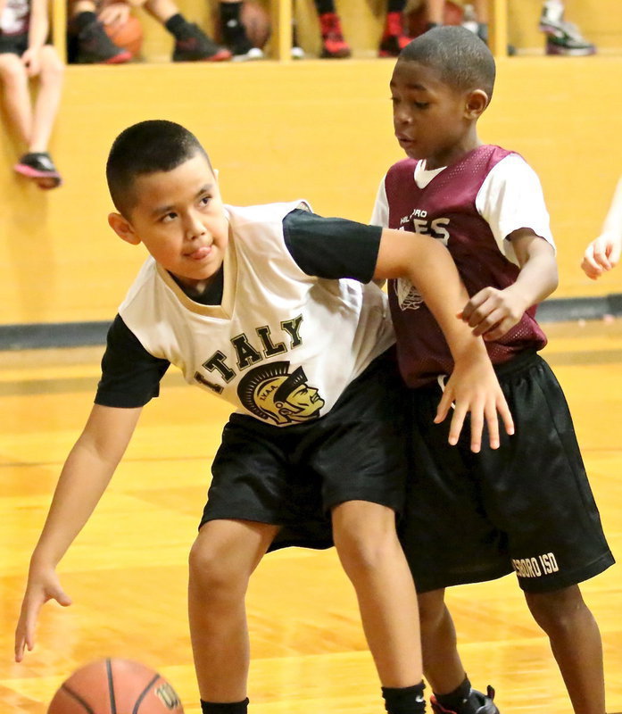 Image: Omar De La Hoya(14) drives the baseline against Hillsboro.