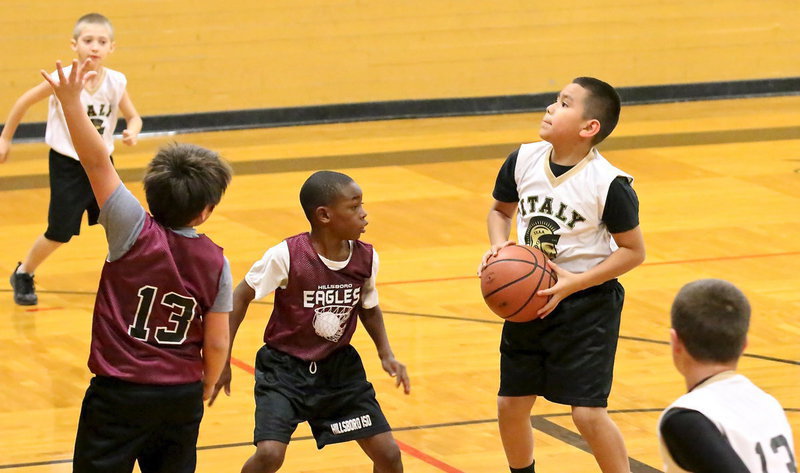 Image: Omar De La Hoya(14) stops and then pops in the lane for Italy.