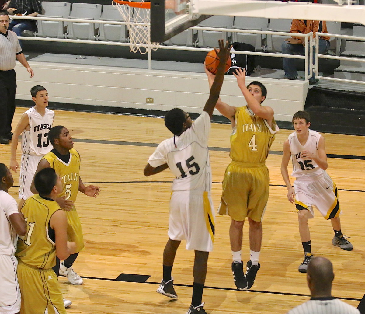 Image: Mason Womack(4) drives the baseline against Itasca.