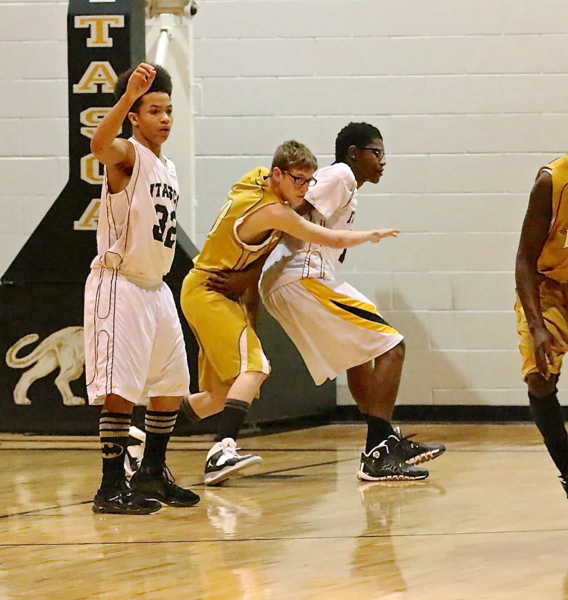 Image: Italy’s Michael Moore(10) denies the pass into the low post.