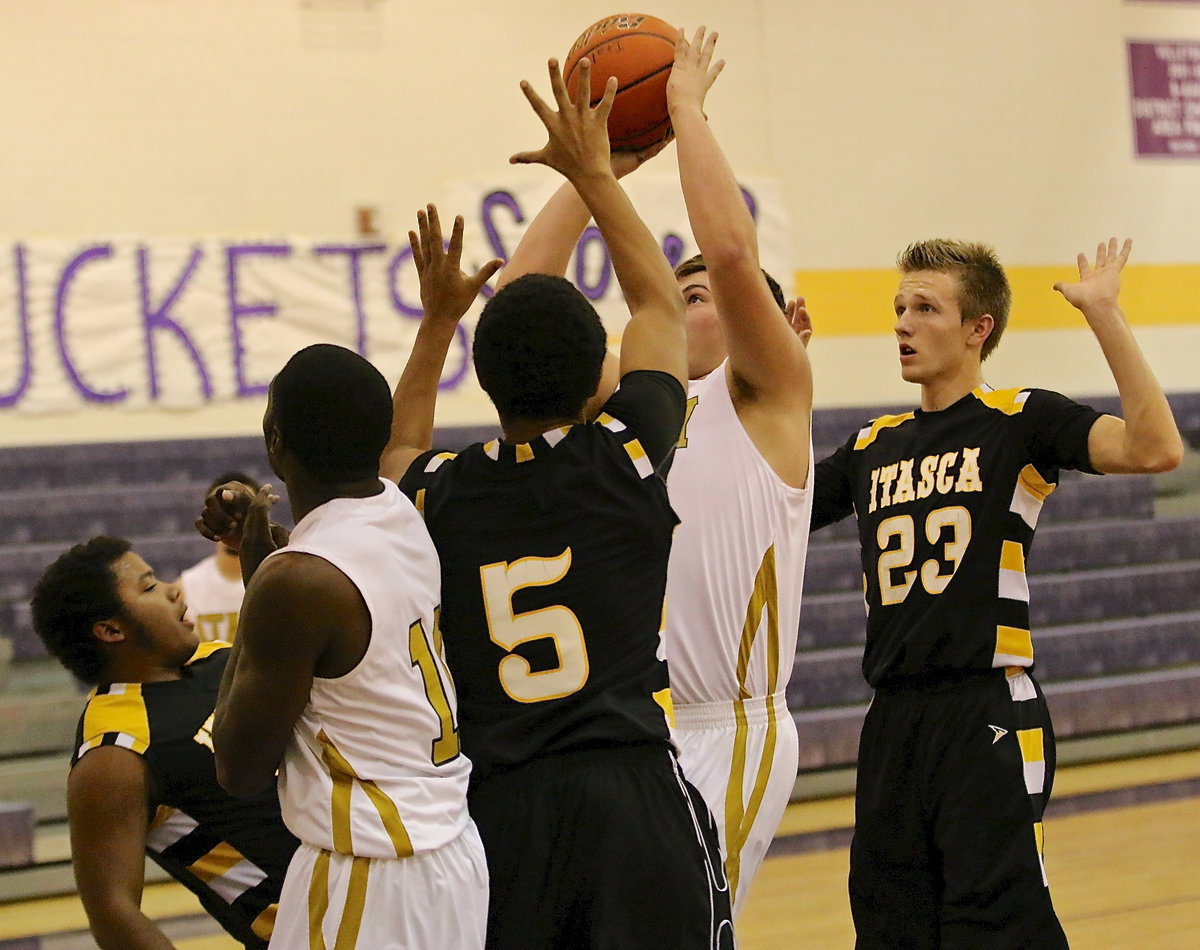 Image: Gladiator Zain Byers(21) clears space to score a bucket inside.